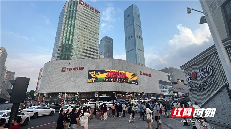 步行街LE, 个客场的赛, https